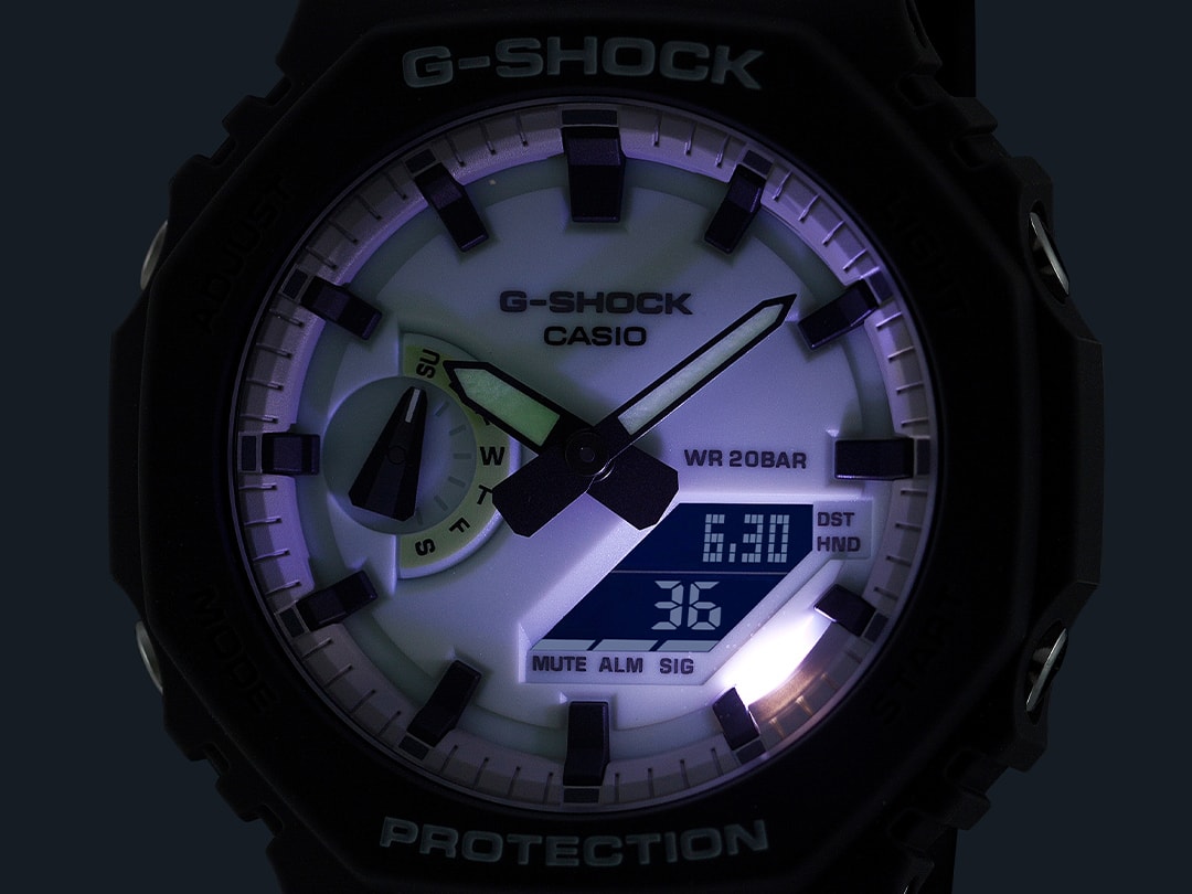 L'écran éclairé de la montre analogique-numérique GA-2100HD-8A dans le noir