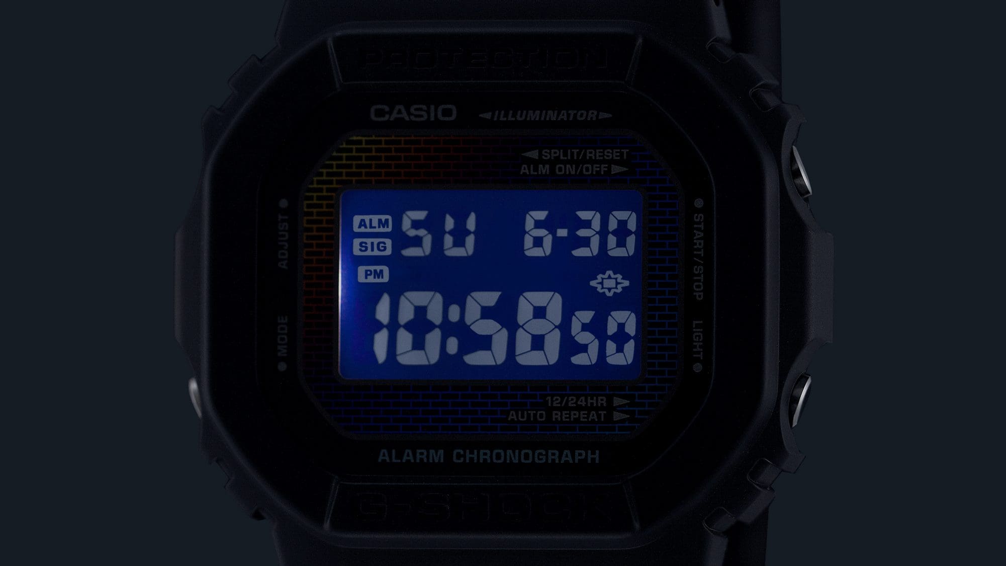 L'écran éclairé de la montre numérique Casio G-Shock DW-5600RW-1 dans l'obscurité