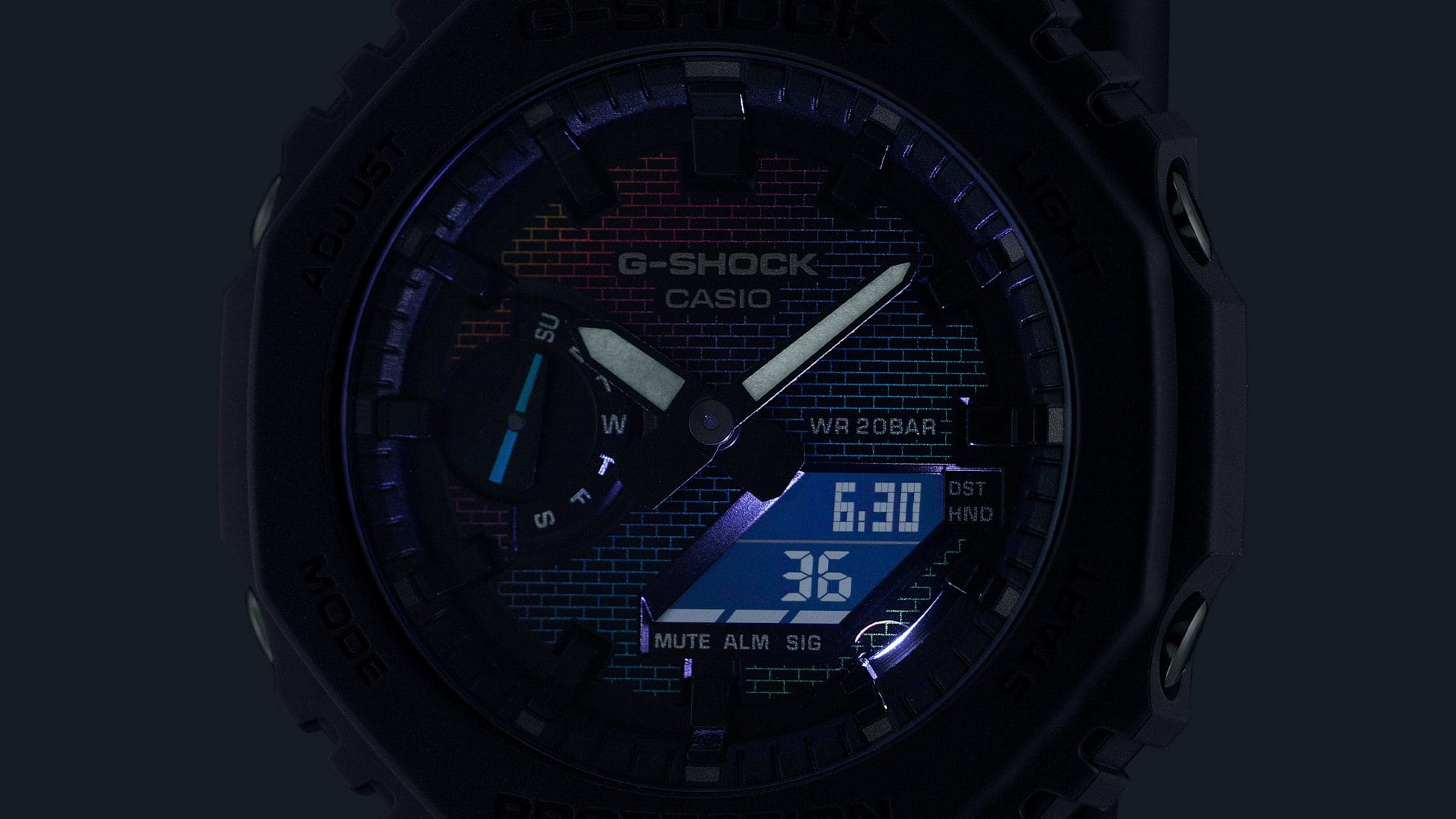 L'écran éclairé de la montre hybride Casio G-Shock GA-2100RW-1A dans l'obscurité