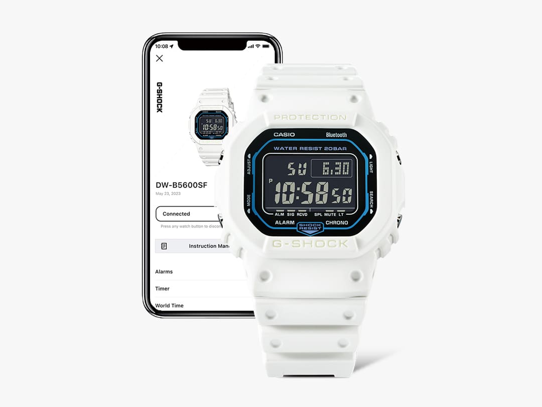 La montre Bluetooth® DW-B5600SF-7 blanche devant un smartphone dont l'écran affiche des informations sur la montre