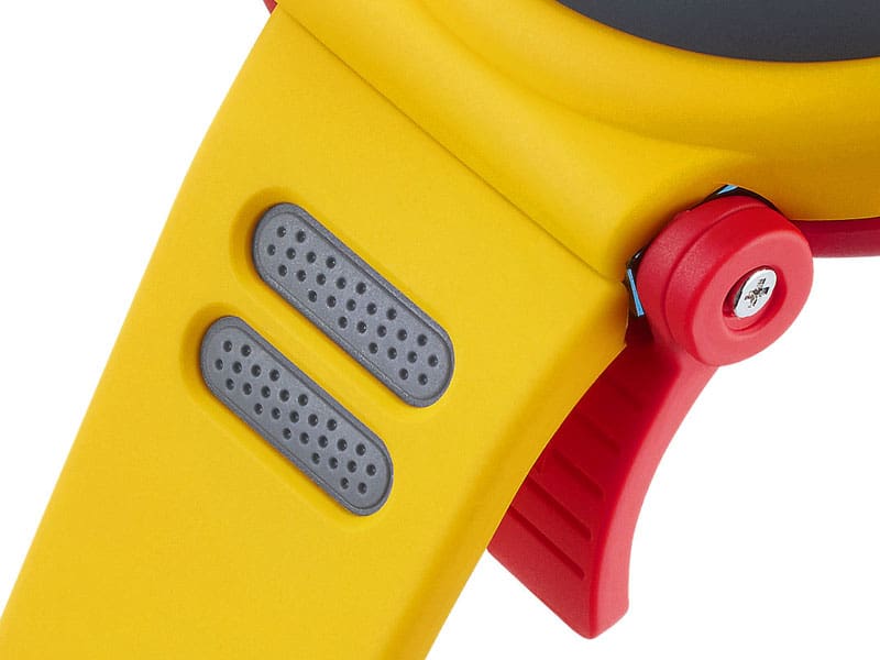 Vue détaillée sur les composants rouges des ailes et les inserts gris en résine synthétique dans le bracelet jaune de la montre Casio G-Shock G-B001MVE-9.