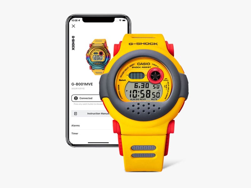 Devant : la montre numérique Casio G-Shock G-B001MVE-9, derrière : un smartphone avec l'application Casio Watches.