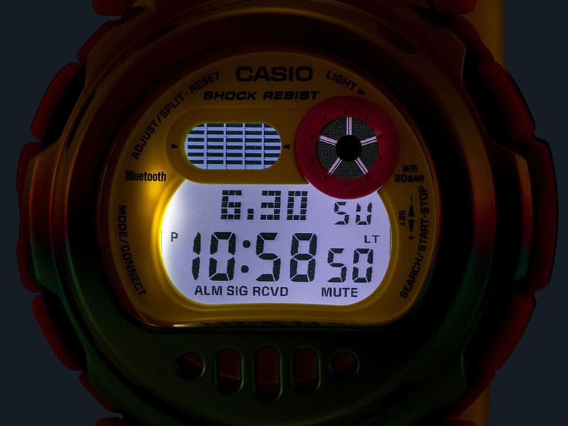 L'écran numérique de la montre Casio G-Shock G-B001MVE-9 dans l'obscurité avec un cadran éclairé