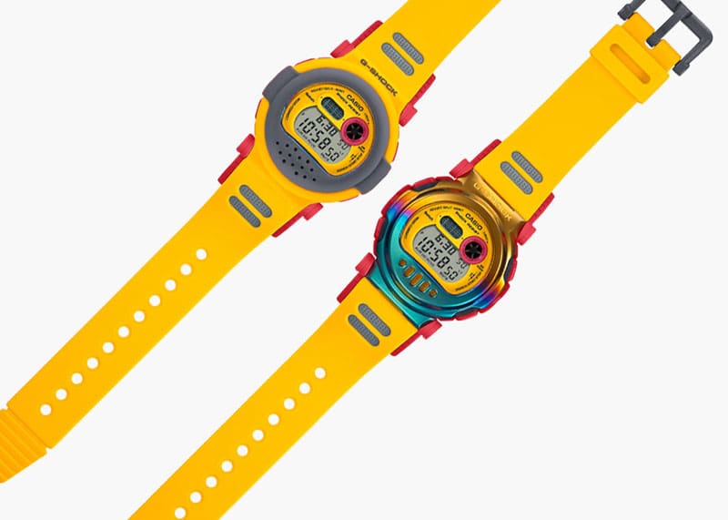 Les deux designs de la montre Casio G-Shock G-B001MVE côte à côte : l'un avec lunette en uréthane gris-jaune, l'autre sans, laissant apparaître la lunette métallique aux reflets arc-en-ciel.
