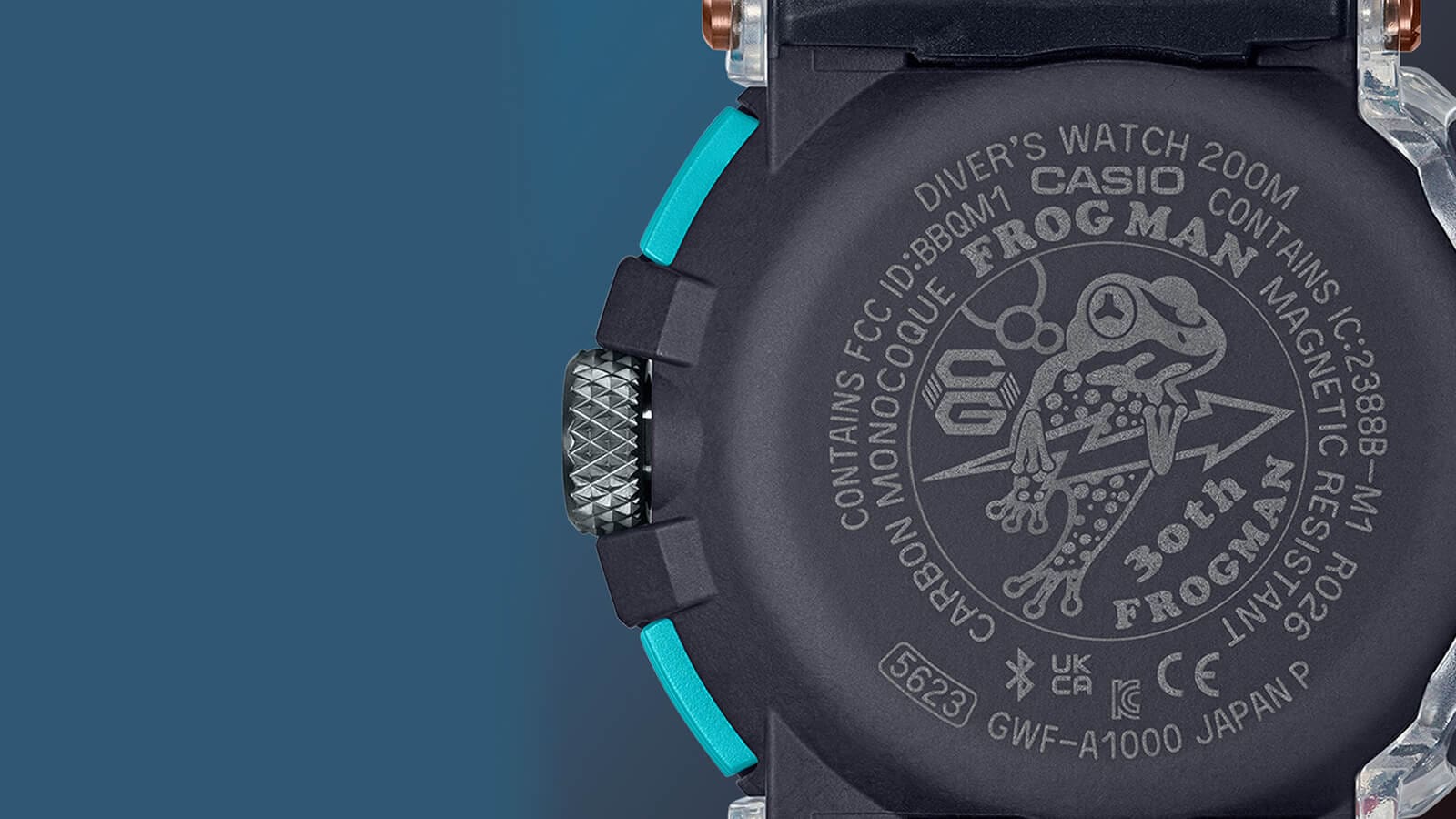  Gros plan sur le dos du boîtier d'une Casio G-Shock GWF-A1000APF avec le symbole Frogman