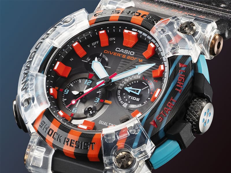 Gros plan sur la montre multifonctions Casio G-Shock GWF-A1000APF, montrant le cadran avec les grandes aiguilles et le bouton de commande sur le côté.