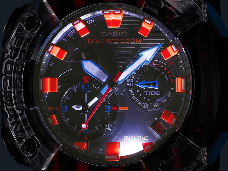 L'écran analogique du chronographe Casio G-Shock GWF-A1000APF dans l'obscurité avec un cadran éclairé.
