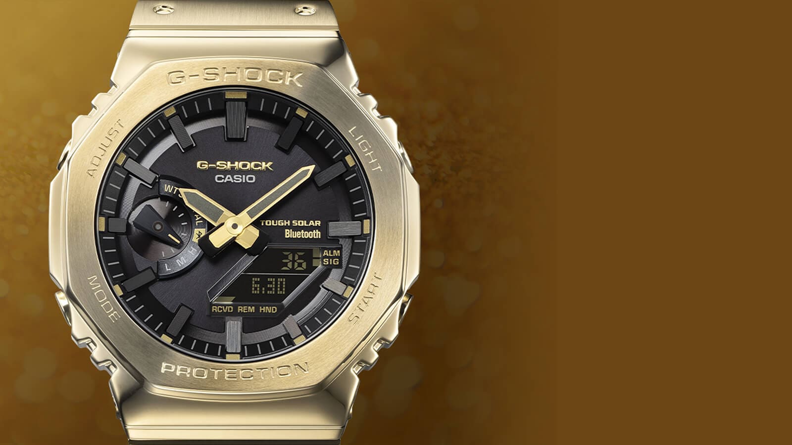  Gros plan sur le cadran noir de la montre hybride dorée Casio G-Shock GM-B2100GD