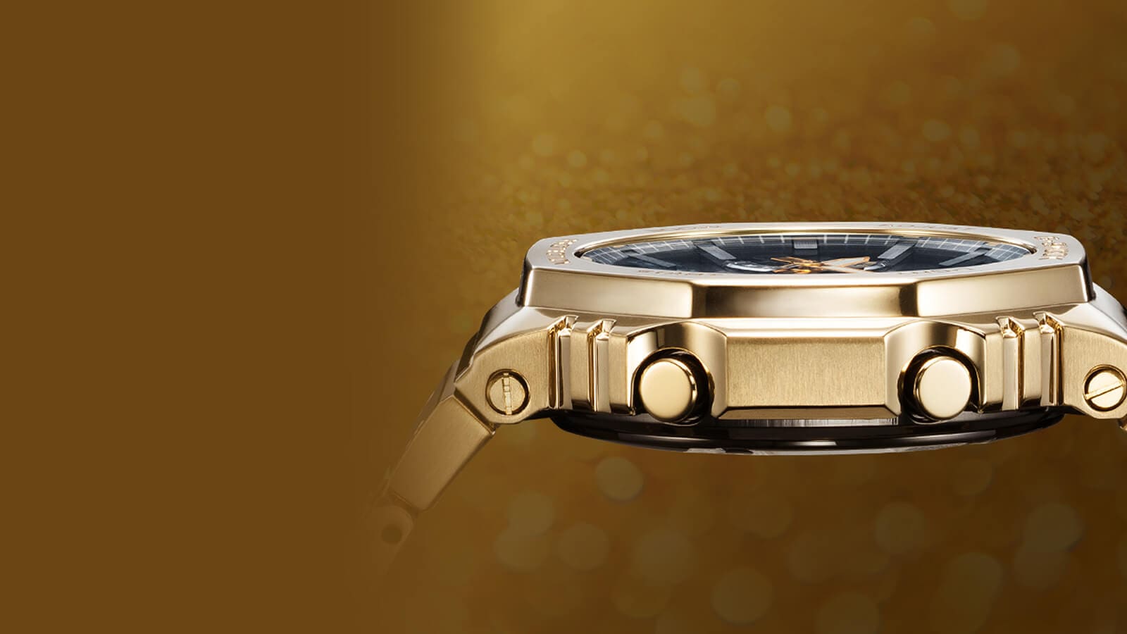  Vue latérale du boîtier plat et doré de la montre Casio G-Shock GM-B2100GD entièrement métallique, avec ses boutons et ses vis