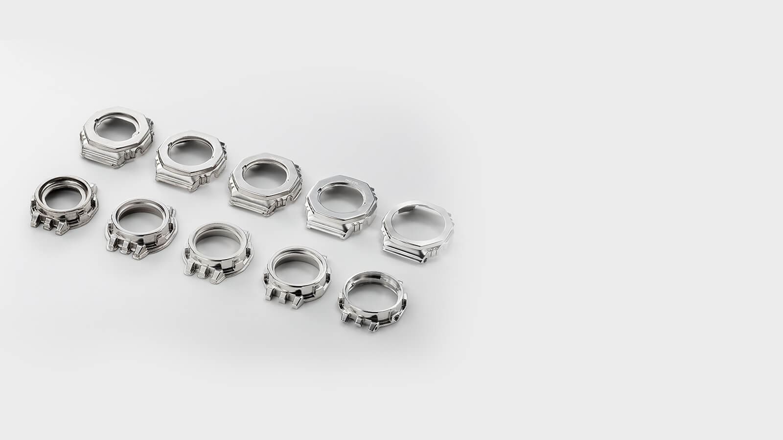   Dix lunettes de couleur argentée à différents stades de fabrication - de l'ébauche à la lunette finie