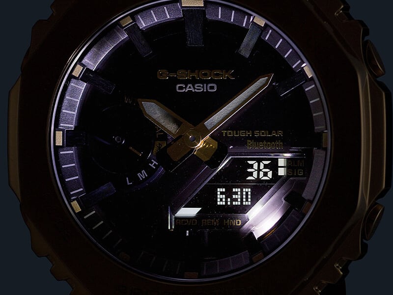 Une montre-bracelet Casio GM-B2100 dans l'obscurité avec un cadran illuminé