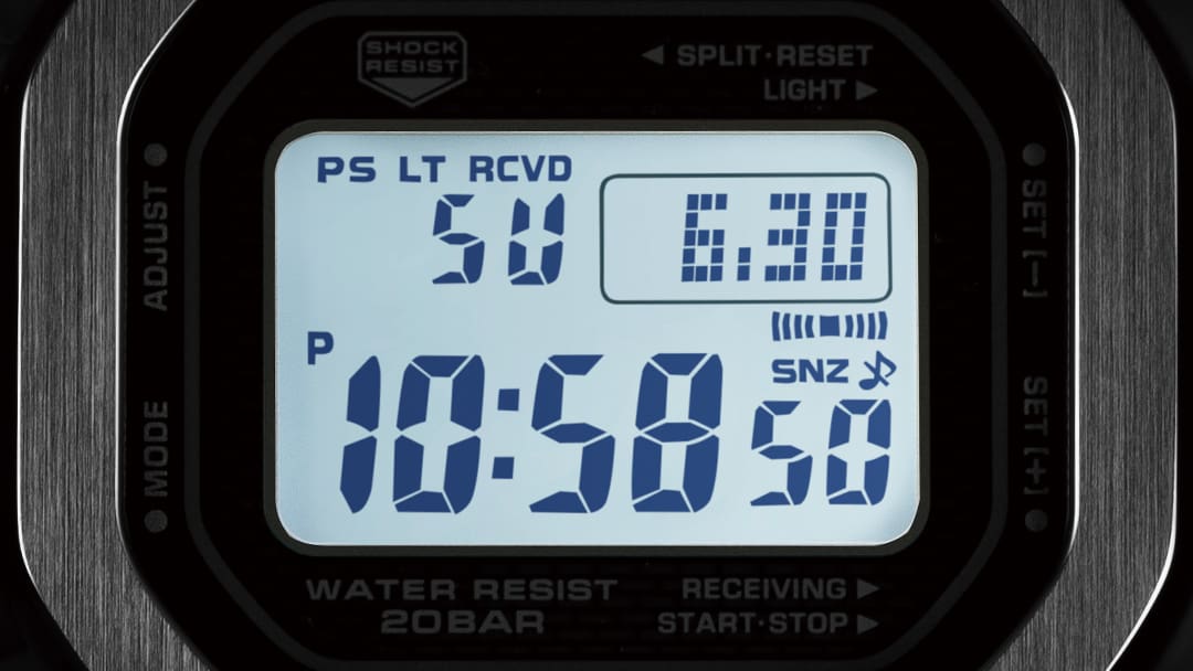 L'écran éclairé de la montre numérique Casio G-Shock GMW-B5000D-1