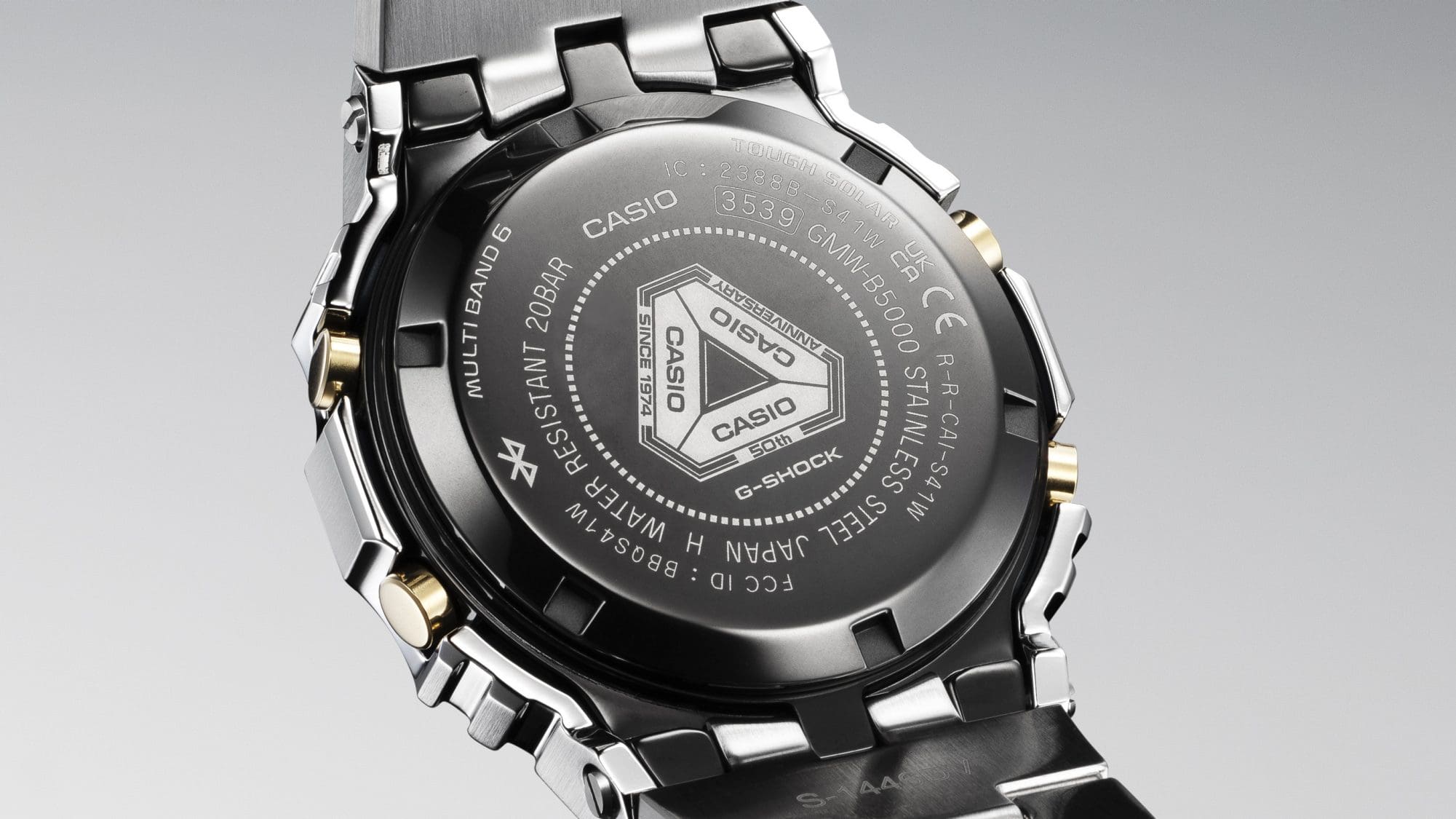 Le dos du boîtier d'une Casio G-Shock GMW-B5000SS avec le logo du 50e anniversaire gravé dessus