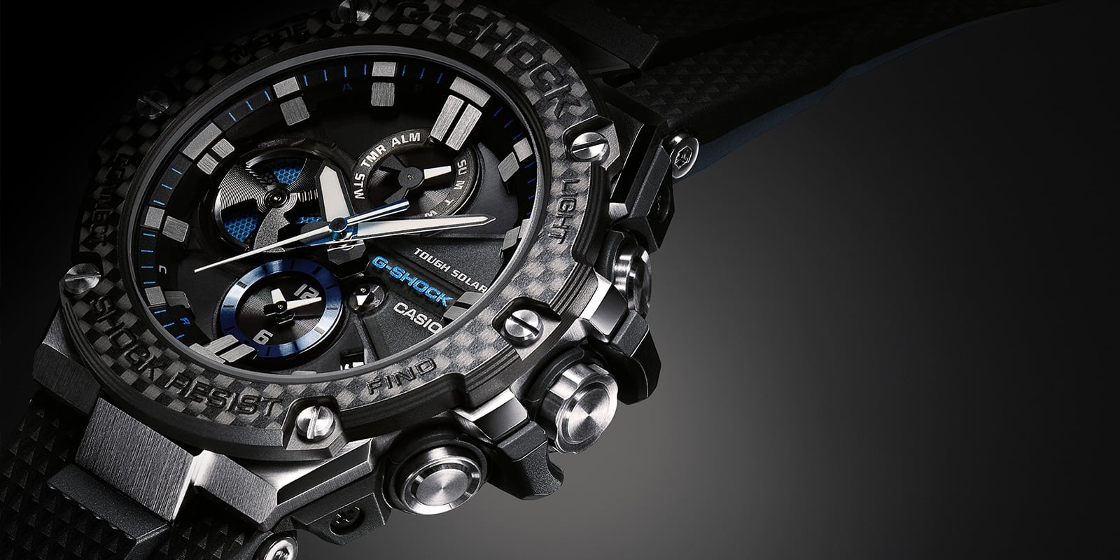 Gros plan sur le cadran et le boîtier d'un chronographe Casio G-Shock GST-B100