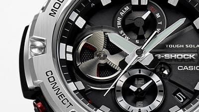 Gros plan sur le disque rotatif du cadran d'un chronographe Casio G-Shock GST-B100