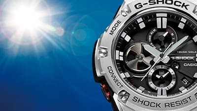 Une montre solaire Casio G-Shock GST-B100 devant un ciel d'un bleu éclatant