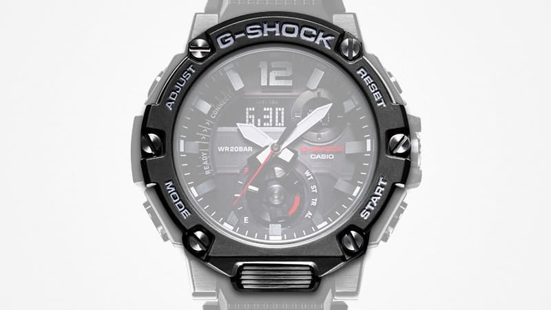 Gros plan sur la lunette et le bouton avant d'un chronographe Casio G-Steel GST-B300