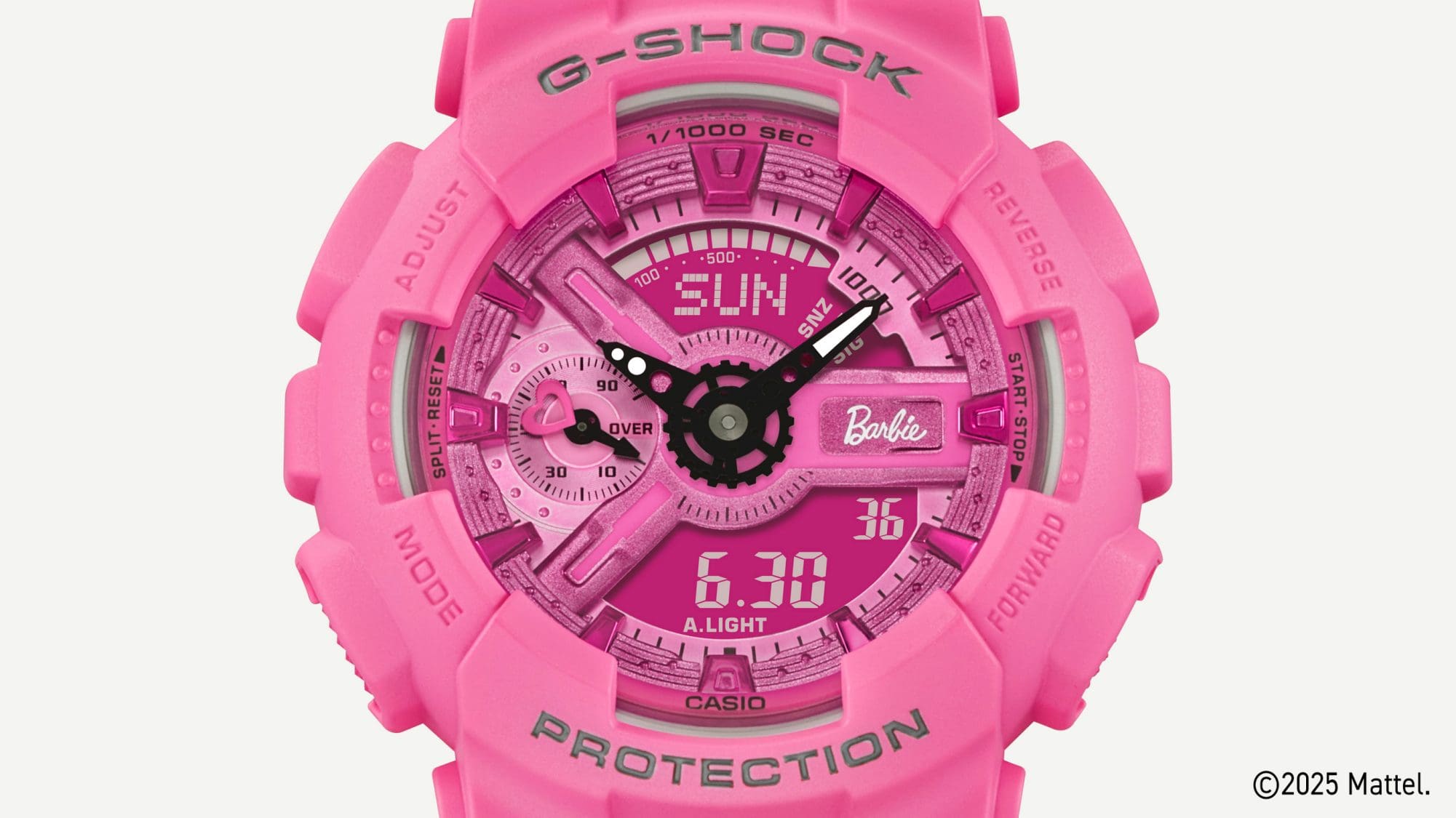 Vue rapprochée du boîtier rond de la montre rose de la collaboration Barbie de G-SHOCK « GMA-S110 » avec cadran analogique et affichage numérique de la date.