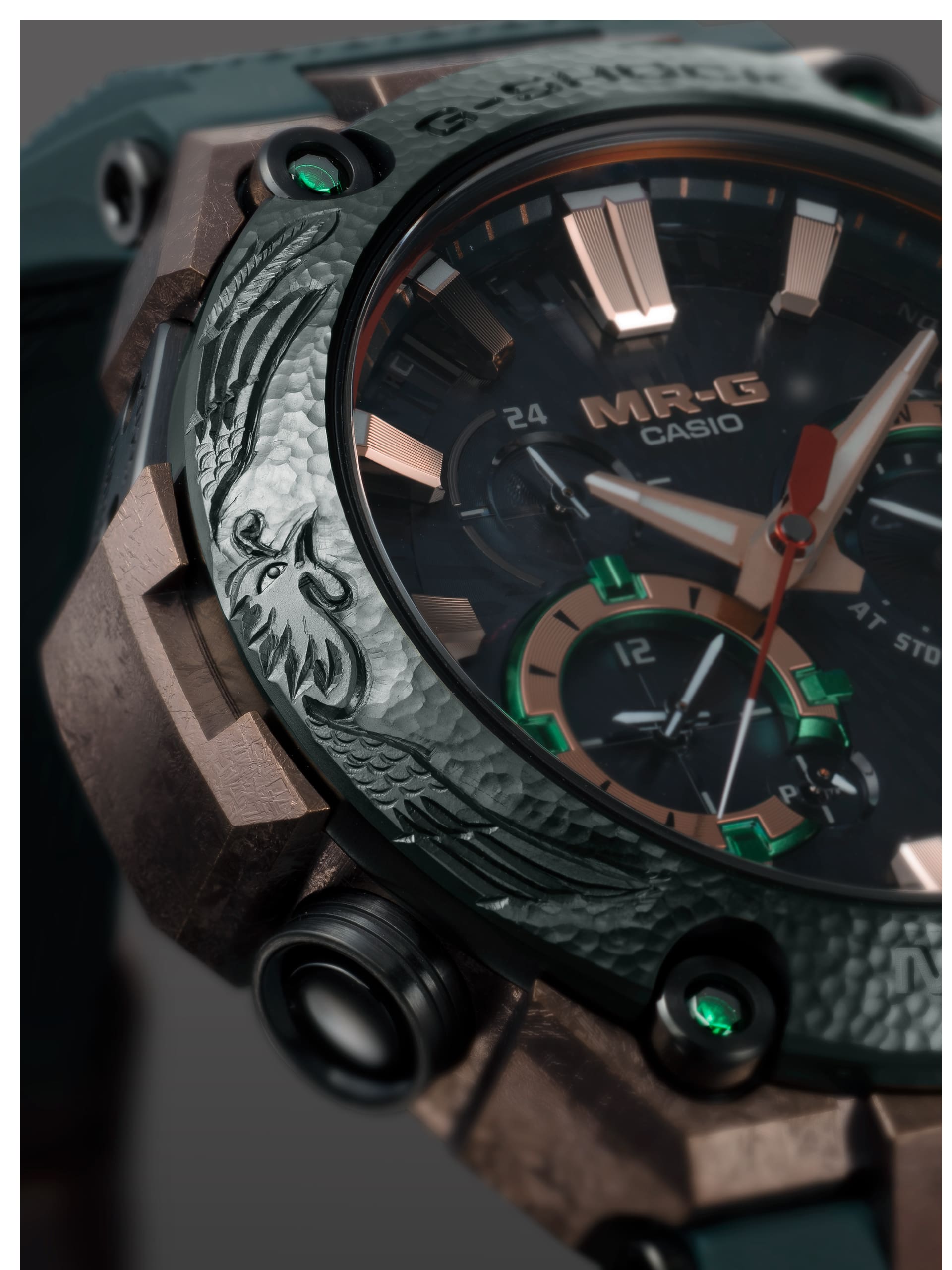 Gravure d'un phénix sur le boîtier.