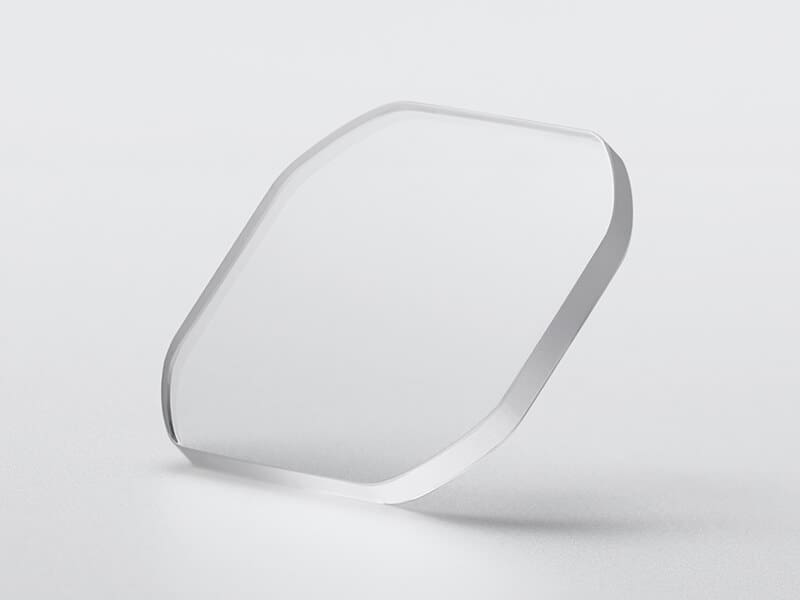 Un verre saphir octogonal sur un fond gris clair
