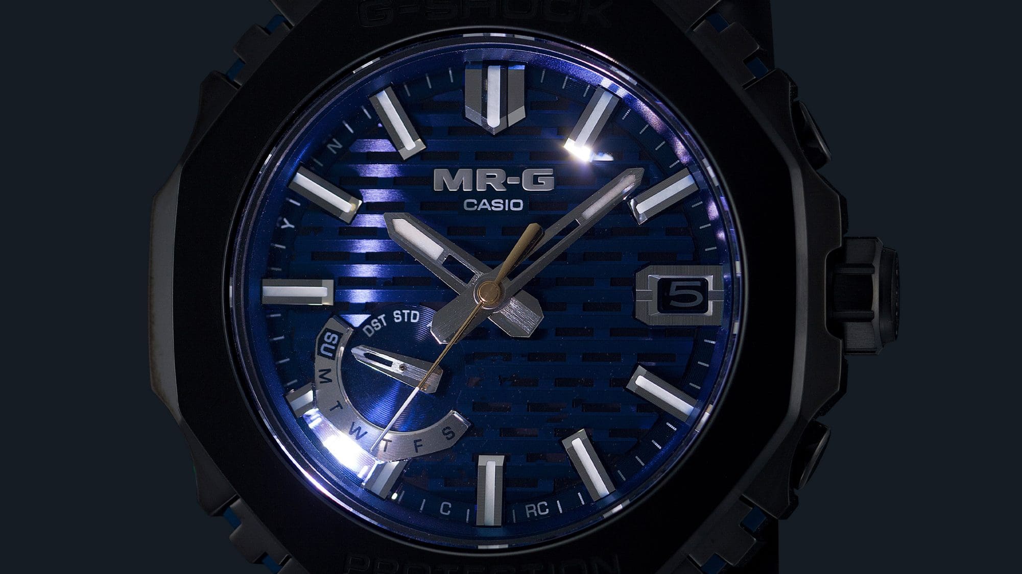 Gros plan du boîtier de la montre MRG-B2100R-2A avec Super Illuminator (lumière LED à haute luminosité)