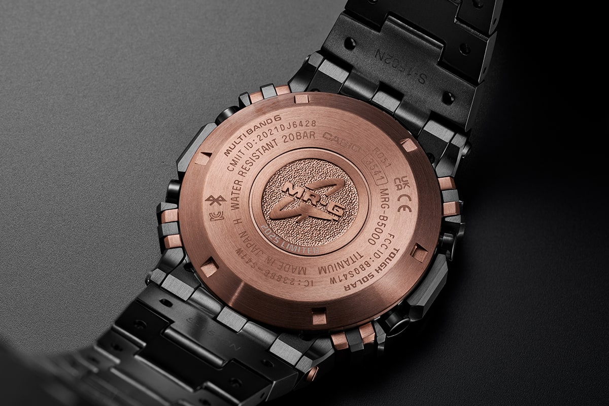 Le fond du boîtier en titane rose doré de la MRG-B5000HT-1, et son logo MR-G gravé.