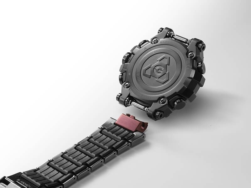 Le dos du boîtier du chronographe Casio G-Shock MTG-B3000BD-1A avec le bracelet en plastique détaché et placé à côté