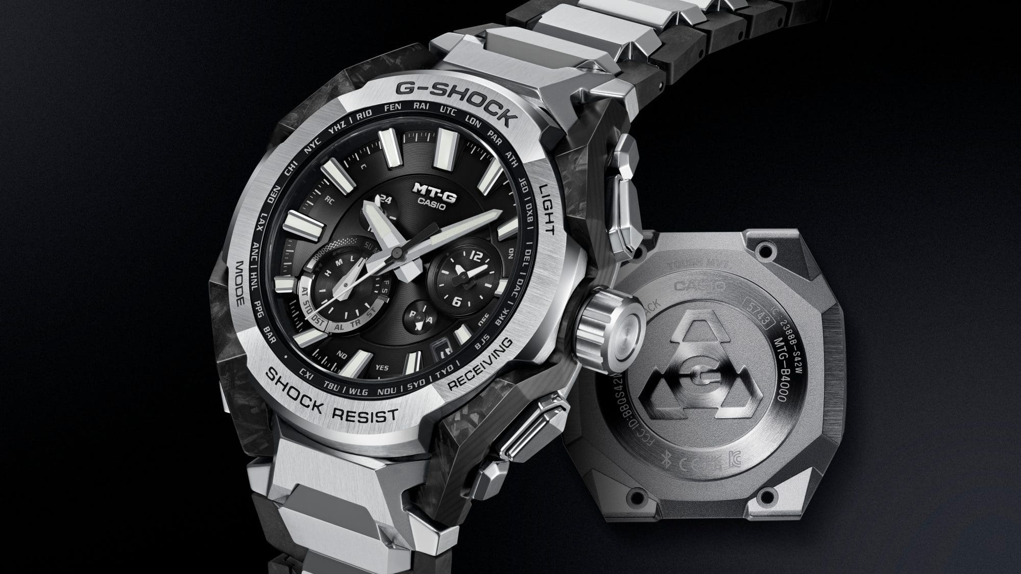 Les images de la montre vues en diagonale et les images du dos de la couverture révèlent la finition minutieuse qui fait ressortir la solidité de l'éclat.