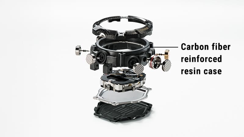 Les différents composants du boîtier sont représentés les uns au-dessus des autres, le deuxième élément en partant du haut est marqué du texte suivant : carbon fibre reinforced resin case