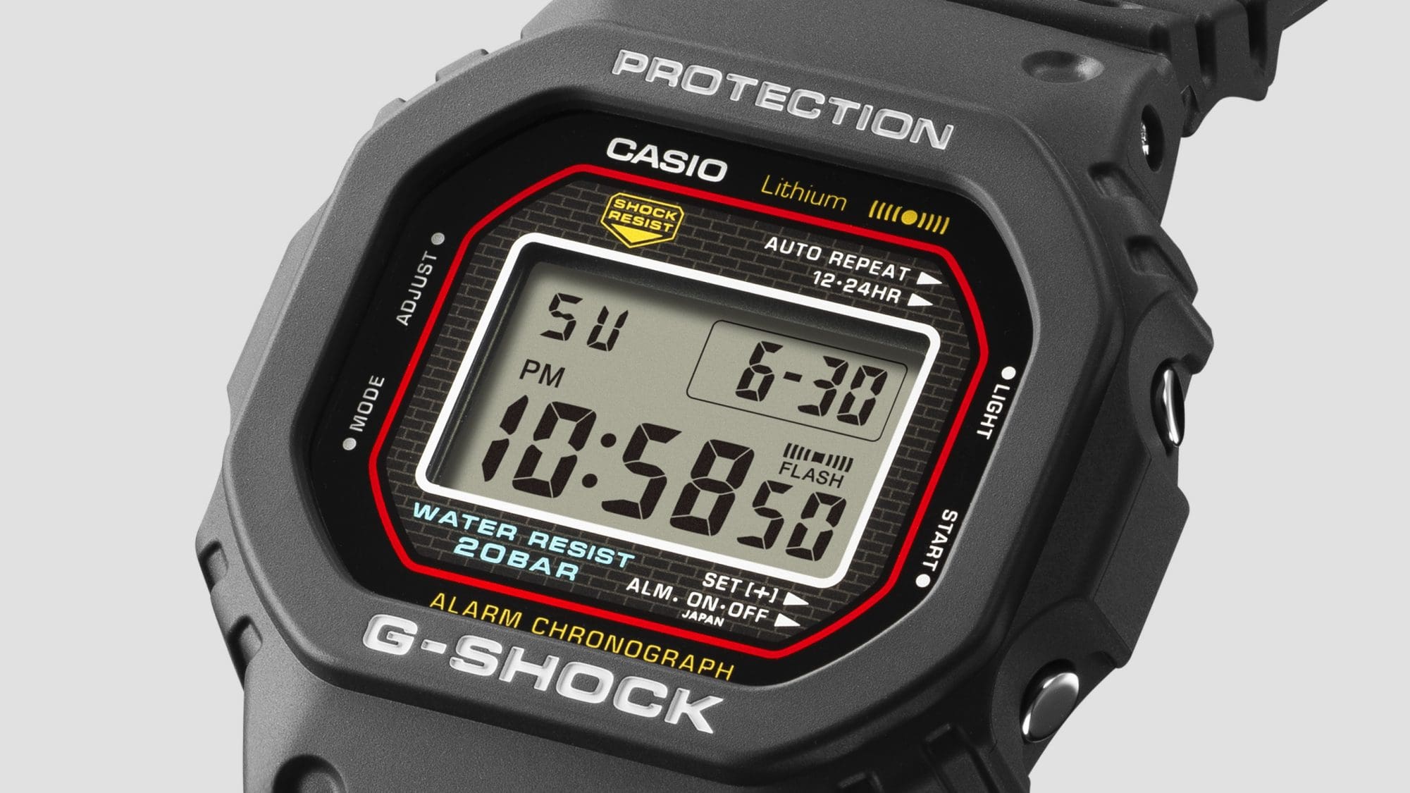 Vue légèrement oblique sur la lunette et l'écran de la montre numérique DW-5000R-1A