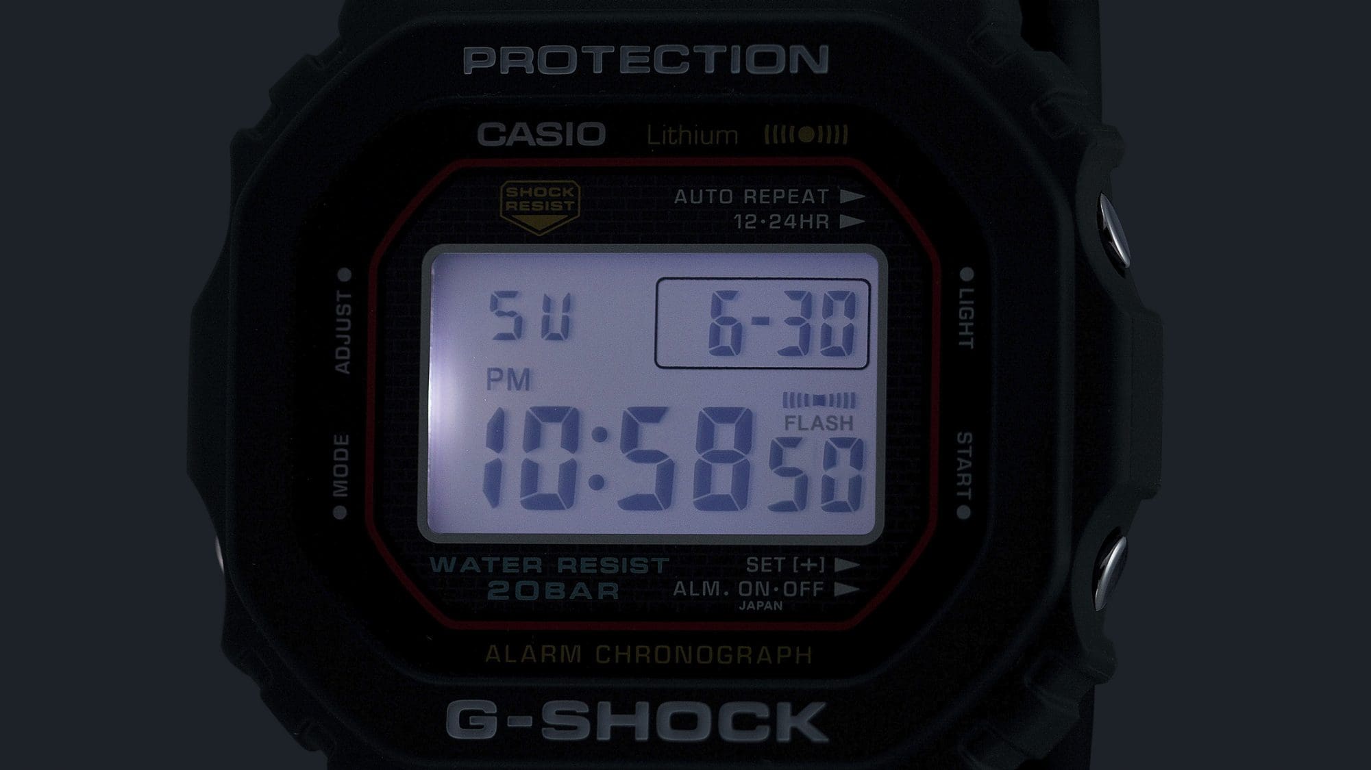 Écran éclairé de la montre numérique DW-5000R-1A dans l'obscurité
