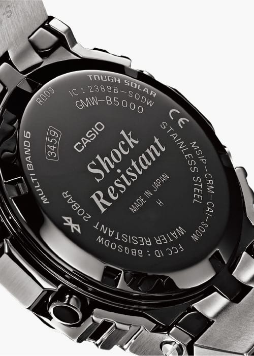 Dos du boîtier gravé avec des informations telles que : Shock Resistant, Water Resistant 20 Bar, Tough Solar, Stainless Steel, etc.