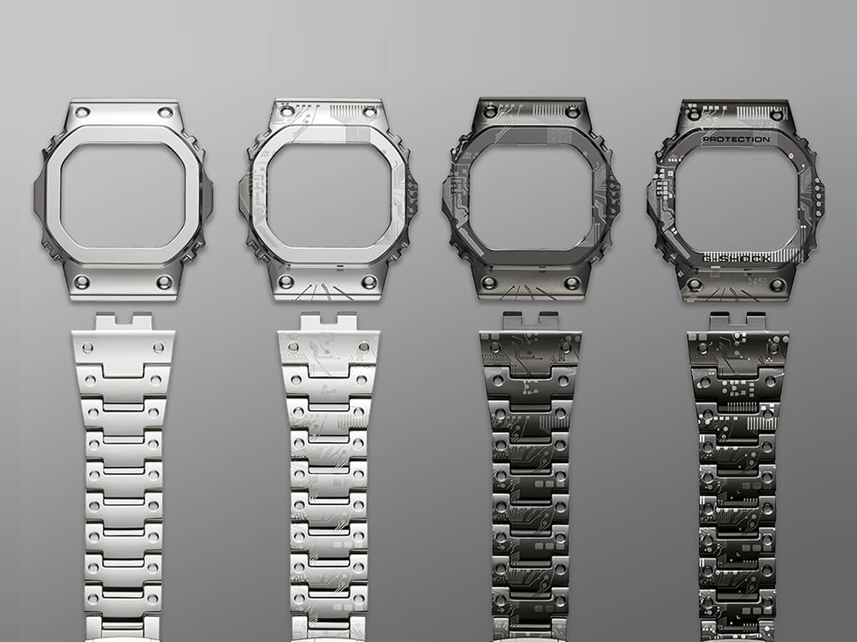 Quatre versions de la lunette et du bracelet à différents stades de production : de l'ébauche couleur argent à la version noire ionisée finie avec gravure sur circuit imprimé.