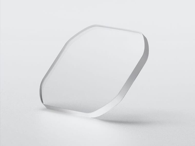 Un disque octogonal en verre saphir sur un fond gris clair
