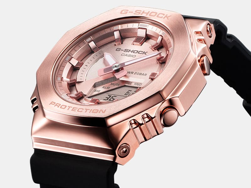 Vue latérale d'une montre pour femme Casio G-Shock GM-B2100 en or rose