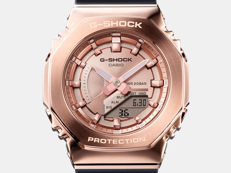 Gros plan du boîtier et de l'écran en or rose d'une montre en acier inoxydable Casio G-Shock GM-B2100