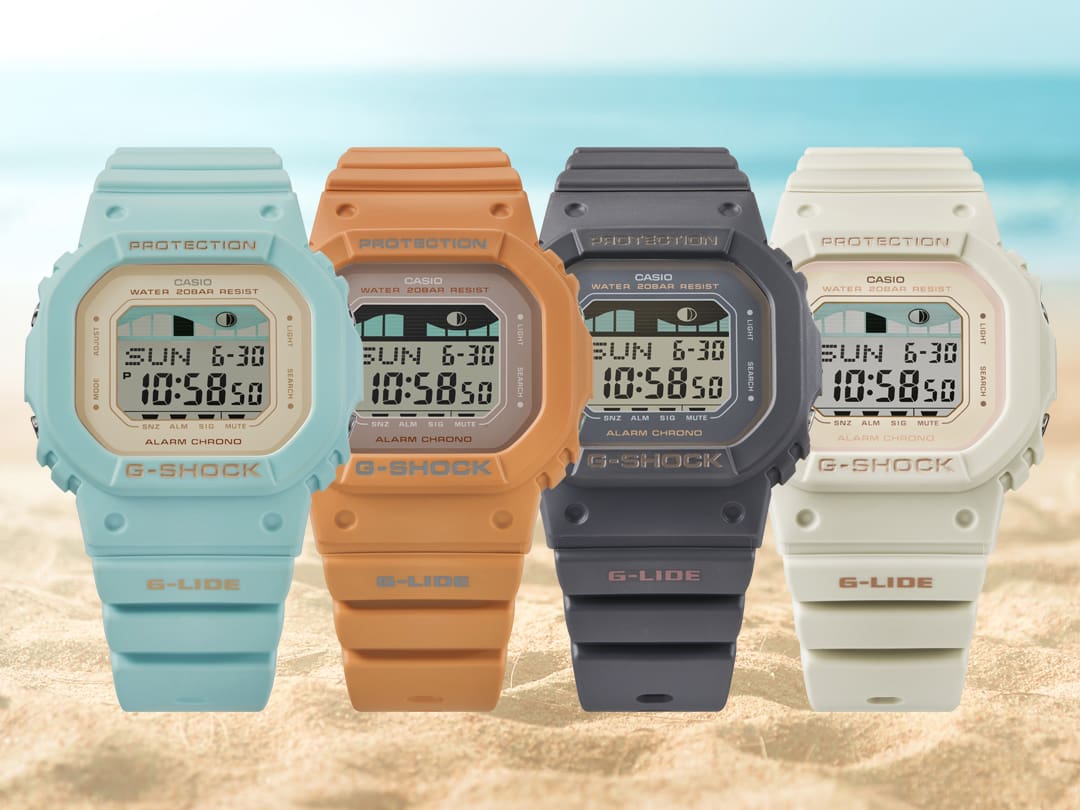 La montre-bracelet bleue GLX-S5600-3, la montre orange GLX-S5600-4, la montre noire GLX-S5600-1 et la montre blanche GLX-S5600-7, placées côte à côte devant un motif de plage