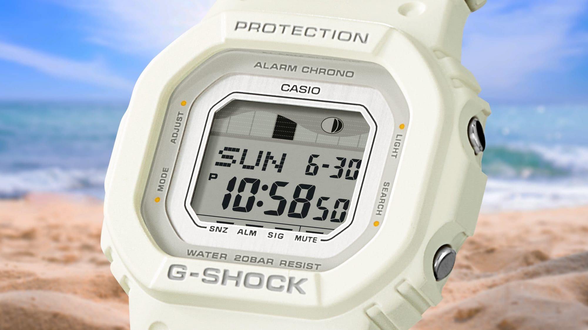 La montre blanche pour femme Casio G-Shock GLX-S5600-7B devant un motif de plage