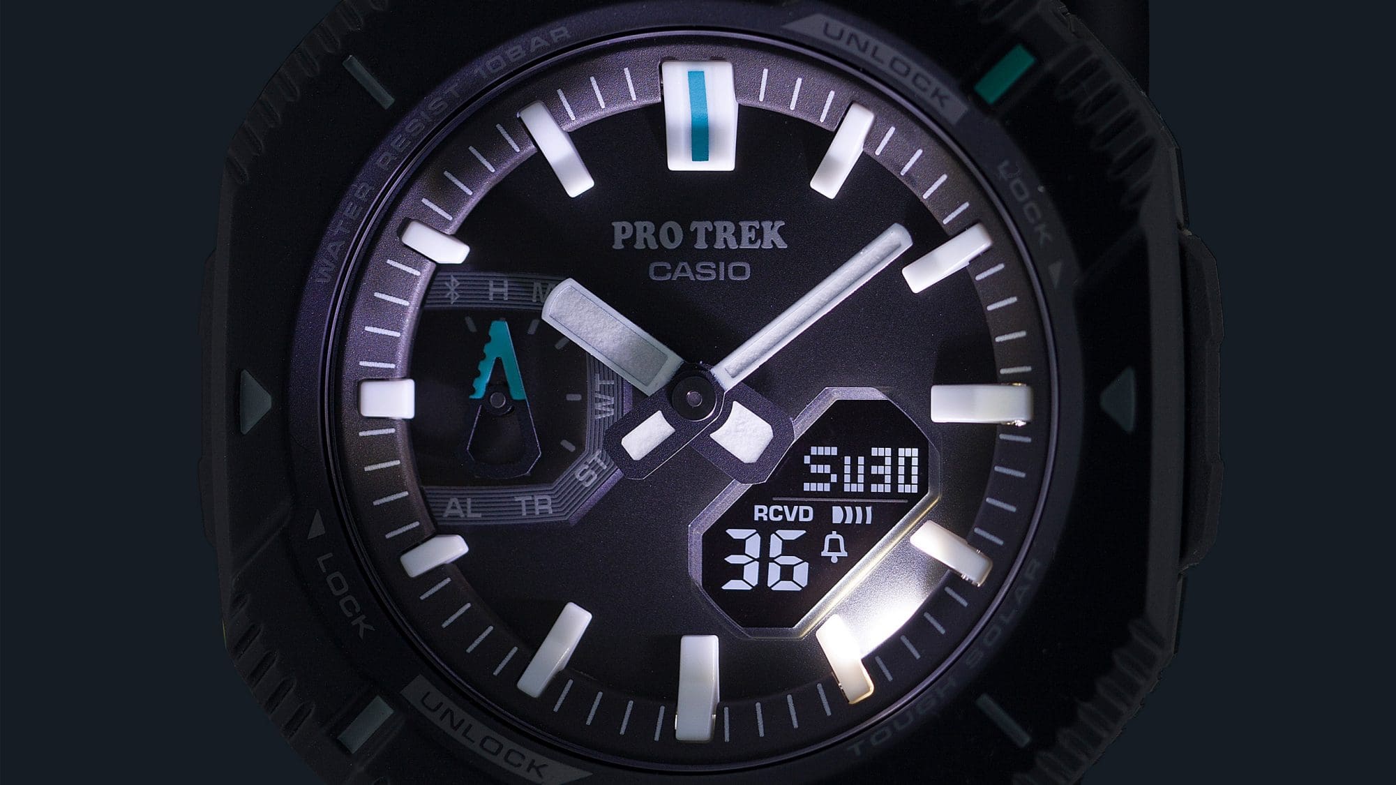 Le cadran éclairé d'une montre hybride numérique-analogique PRJ-B001 de Casio Pro Trek