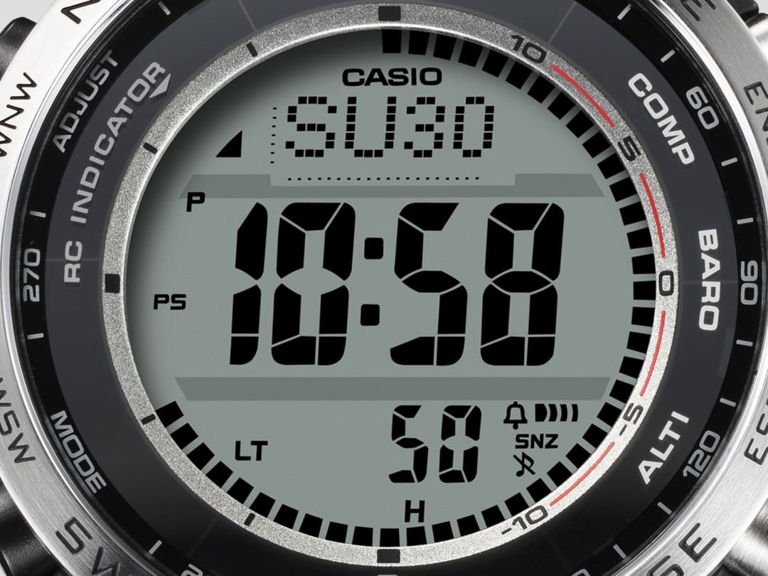 Gros plan sur l'écran de la montre numérique Casio Pro Treck PRW-35-1A avec ses grands chiffres noirs clairs