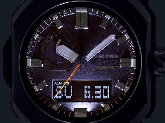 Le cadran éclairé de la montre-bracelet PRW-6900Y-1 dans l'obscurité