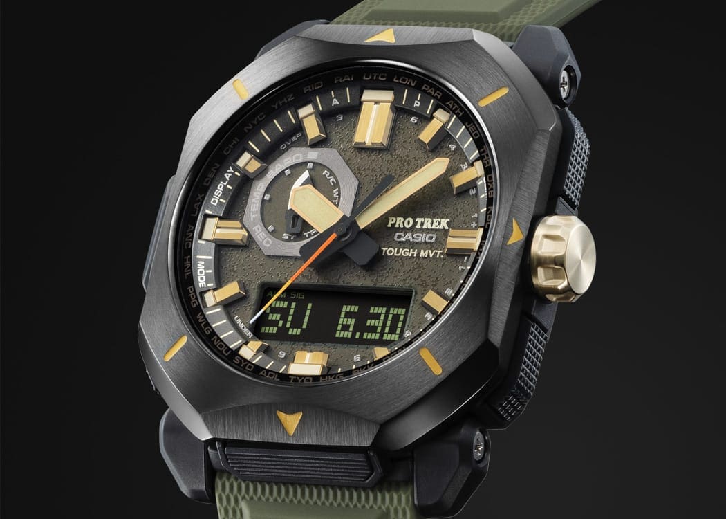 Vue oblique du haut sur l'écran et le boîtier de la montre outdoor PRW-6900Y-3 avec ses bords biseautés