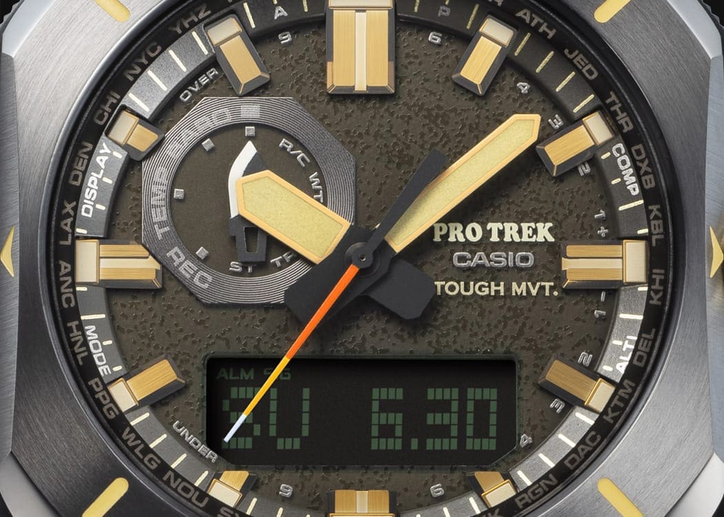 Gros plan sur le cadran noir de la montre-bracelet analogique-numérique PRW-6900Y-3 avec ses aiguilles et ses index dorés