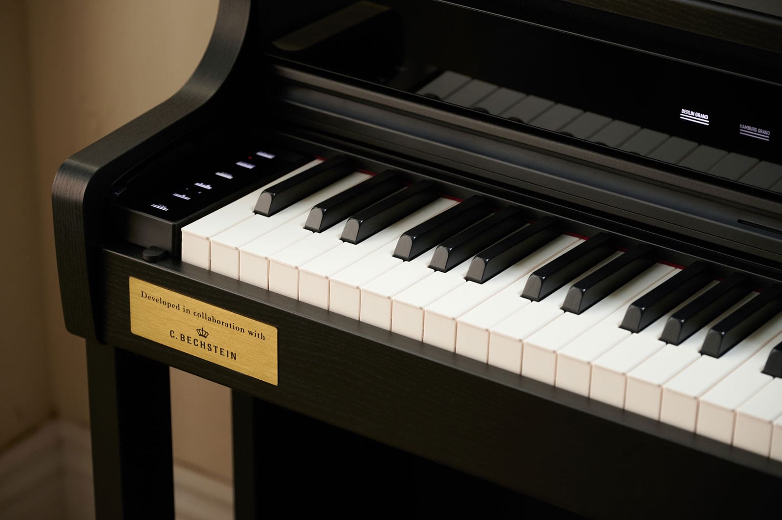 Gros plan sur le clavier du piano numérique CASIO AP-750 avec vue sur la plaquette dorée portant l'inscription : « Developed in collaboration with C. Bechstein ».