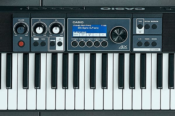 Close-up d'en haut sur le clavier et le panneau de commande du Casiotone CT-S500