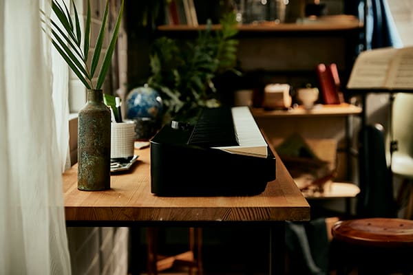 Vue sur le côté étroit du piano numérique Privia PX-S5000