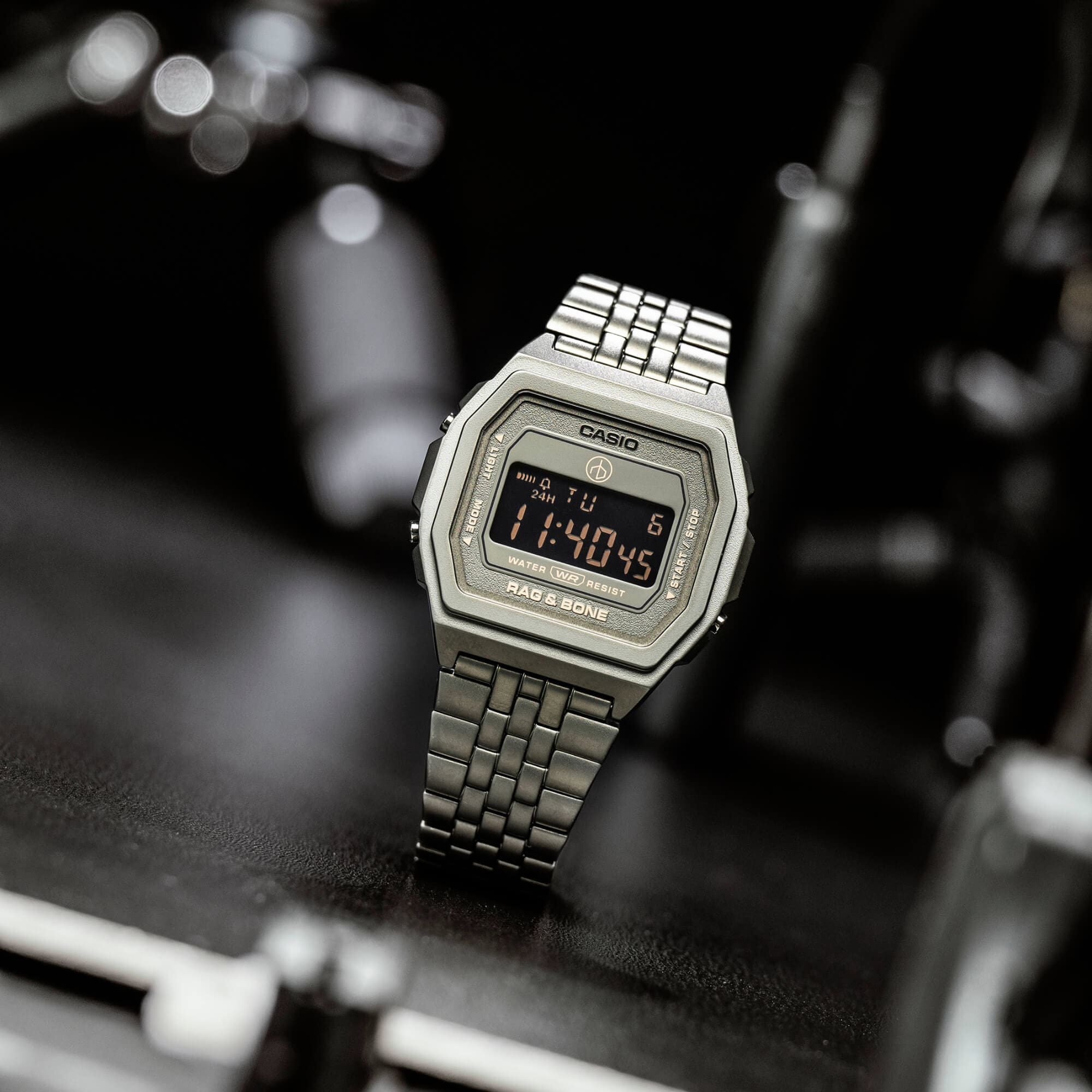 Image de produit de la A1000RCG-8B avec bracelet métallique argenté et verre saphir inrayable