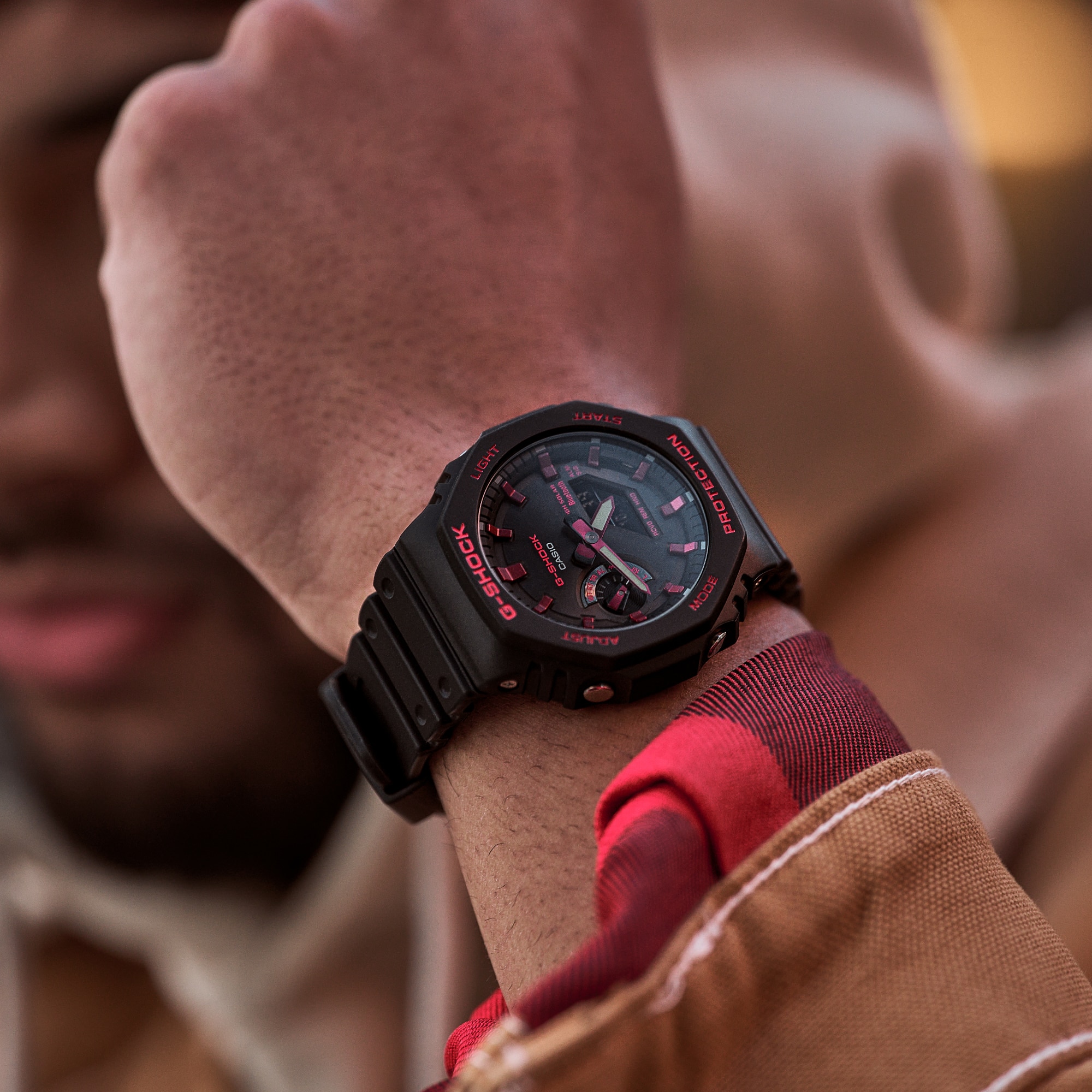 Gros plan sur la G-SHOCK GA-B2100BNR au poignet.