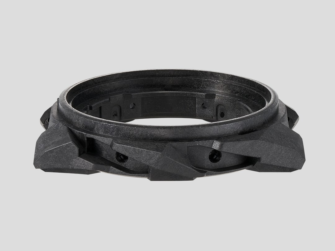 Casing dari bahan kombinasi resin dan serat karbon