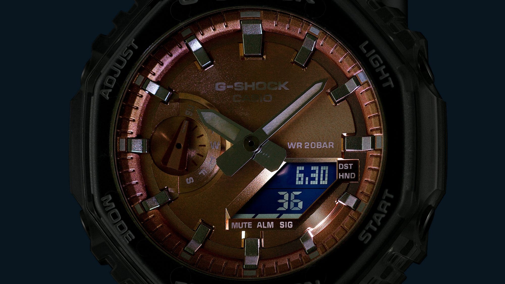 Super Illuminator (lampu LED ganda dengan kecerahan tinggi) agar jam tangan tetap mudah dibaca dalam gelap